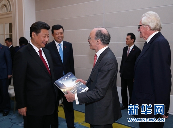 10月22日，國(guó)家主席習(xí)近平在倫敦集體會(huì)見(jiàn)英國(guó)前首相布朗等英國(guó)友人。新華社記者 龐興雷 攝 