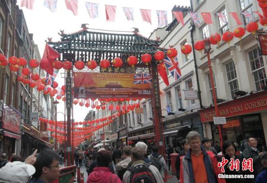 習(xí)近平主席訪問英國，倫敦唐人街掛出大紅燈籠和中英兩國國旗。 <a target='_blank' ><p  align=