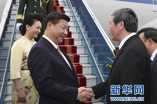 11月5日，中共中央總書記、國家主席習(xí)近平抵達(dá)越南首都河內(nèi)，開始對越南進(jìn)行國事訪問。這是越南高級官員到機場迎接習(xí)近平和夫人彭麗媛。新華社記者蘭紅光攝 