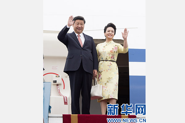 11月5日，中共中央總書記、國家主席習(xí)近平抵達(dá)越南首都河內(nèi)，開始對越南進(jìn)行國事訪問。這是習(xí)近平和夫人彭麗媛步出艙門向歡迎人群揮手致意。新華社記者 李學(xué)仁 攝