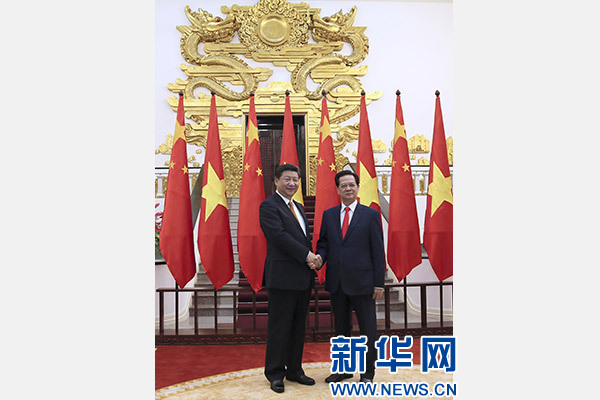 11月5日，中共中央總書(shū)記、國(guó)家主席習(xí)近平在河內(nèi)同越南總理阮晉勇舉行會(huì)談。 新華社記者 蘭紅光 攝