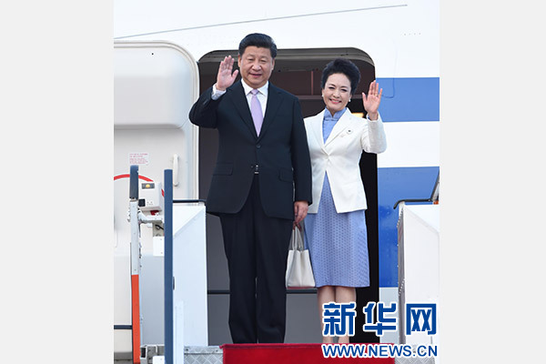11月6日，國家主席習(xí)近平抵達(dá)新加坡，開始對新加坡進行國事訪問。這是習(xí)近平和夫人彭麗媛步出艙門。 新華社記者張鐸攝