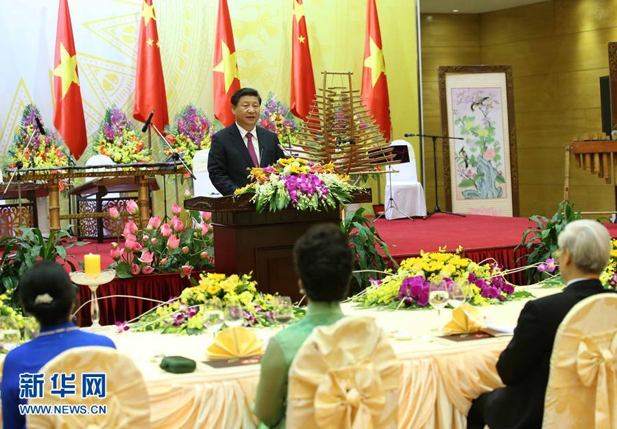 11月5日，中共中央總書記、國家主席習(xí)近平和夫人彭麗媛出席越共中央總書記阮富仲和越南國家主席張晉創(chuàng)在河內(nèi)國際會議中心舉行的盛大歡迎晚宴。新華社記者 龐興雷 攝 