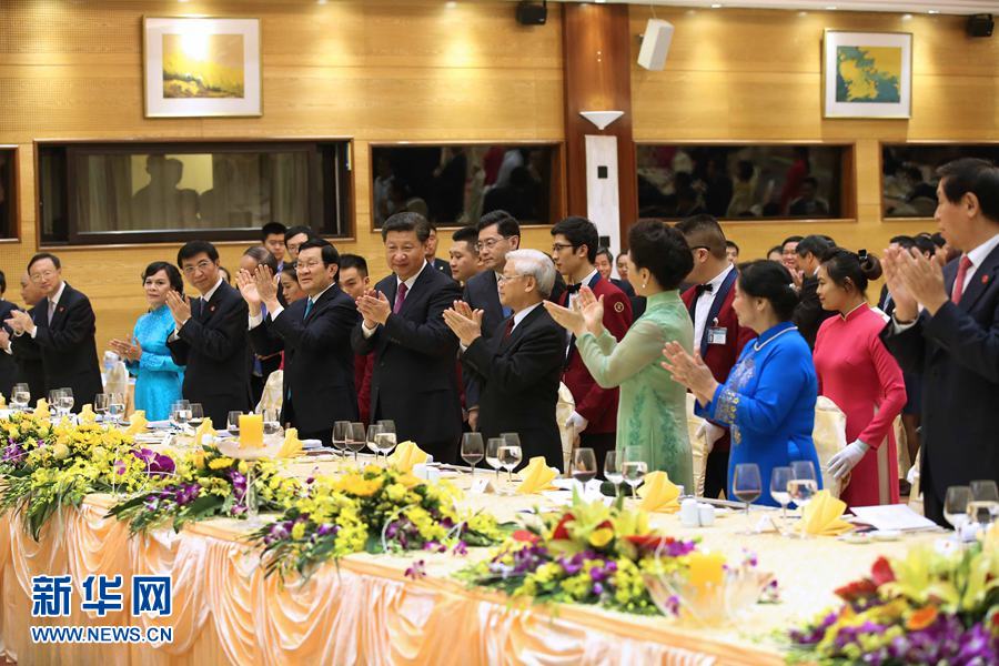 11月5日，中共中央總書記、國家主席習(xí)近平和夫人彭麗媛出席越共中央總書記阮富仲和越南國家主席張晉創(chuàng)在河內(nèi)國際會議中心舉行的盛大歡迎晚宴。新華社記者 龐興雷 攝 