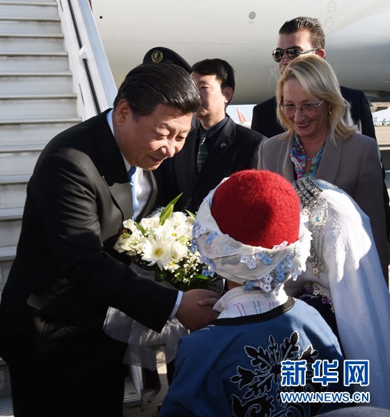 11月14日，國家主席習(xí)近平抵達土耳其安塔利亞，應(yīng)土耳其共和國總統(tǒng)埃爾多安邀請，出席二十國集團領(lǐng)導(dǎo)人第十次峰會。這是土耳其兒童向習(xí)近平主席獻花。新華社記者 饒愛民 攝 