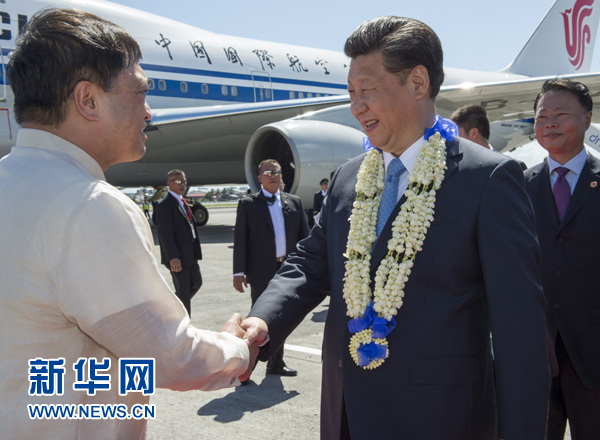 11月17日，國家主席習近平抵達菲律賓首都馬尼拉尼諾·阿基諾國際機場，出席即將舉行的亞太經(jīng)合組織第二十三次領(lǐng)導人非正式會議。菲律賓高級官員到機場迎接習近平主席。新華社記者李學仁攝