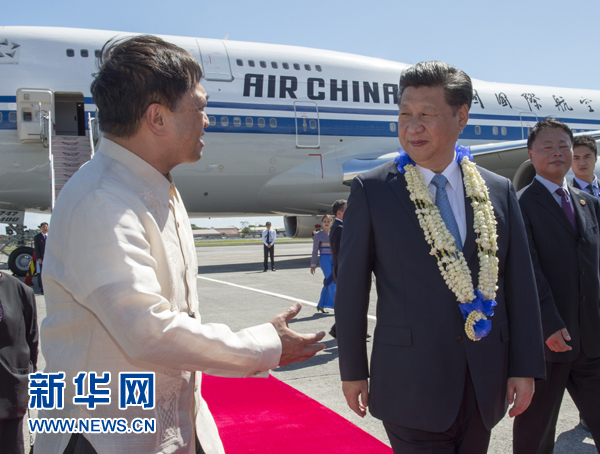 11月17日，國家主席習近平抵達菲律賓首都馬尼拉尼諾·阿基諾國際機場，出席即將舉行的亞太經(jīng)合組織第二十三次領(lǐng)導人非正式會議。菲律賓高級官員到機場迎接習近平主席。新華社記者李學仁攝