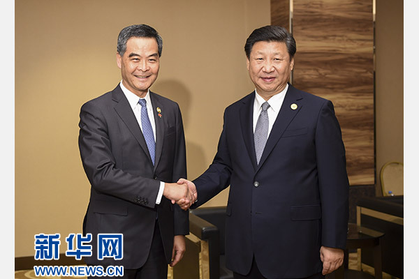11月18日，國家主席習(xí)近平在菲律賓馬尼拉會見前來出席亞太經(jīng)合組織第二十三次領(lǐng)導(dǎo)人非正式會議的香港特別行政區(qū)行政長官梁振英。新華社記者謝環(huán)馳攝