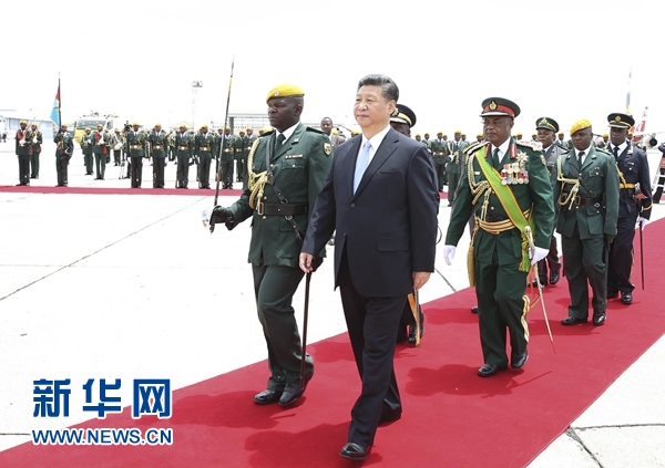 12月1日，中國國家主席習近平乘專機抵達津巴布韋首都哈拉雷，開始對津巴布韋進行國事訪問。津巴布韋總統(tǒng)穆加貝在機場舉行隆重歡迎儀式。這是習近平檢閱儀仗隊。新華社記者 黃敬文 攝 