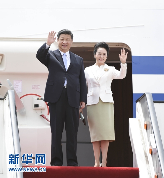12月1日，中國國家主席習近平乘專機抵達津巴布韋首都哈拉雷，開始對津巴布韋進行國事訪問。津巴布韋總統(tǒng)穆加貝在機場舉行隆重歡迎儀式。這是習近平和夫人彭麗媛向歡迎人群揮手致意。新華社記者 謝環(huán)馳 攝 