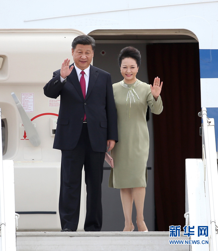 12月2日，國(guó)家主席習(xí)近平抵達(dá)南非首都比勒陀利亞，開(kāi)始對(duì)南非進(jìn)行國(guó)事訪(fǎng)問(wèn)。這是習(xí)近平和夫人彭麗媛向歡迎人群揮手致意。新華社記者龐興雷攝