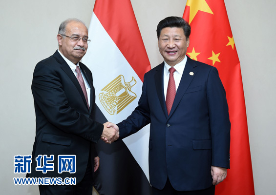 12月4日，國(guó)家主席習(xí)近平在約翰內(nèi)斯堡會(huì)見(jiàn)埃及總理伊斯梅爾。新華社記者 張鐸 攝 