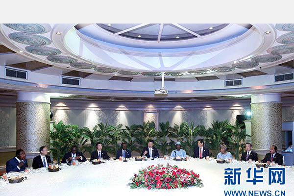 12月5日，國家主席習(xí)近平在約翰內(nèi)斯堡再次集體會見17位非洲國家領(lǐng)導(dǎo)人。 新華社記者 姚大偉 攝