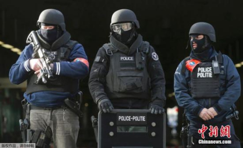 布魯塞爾全副武裝的警察。