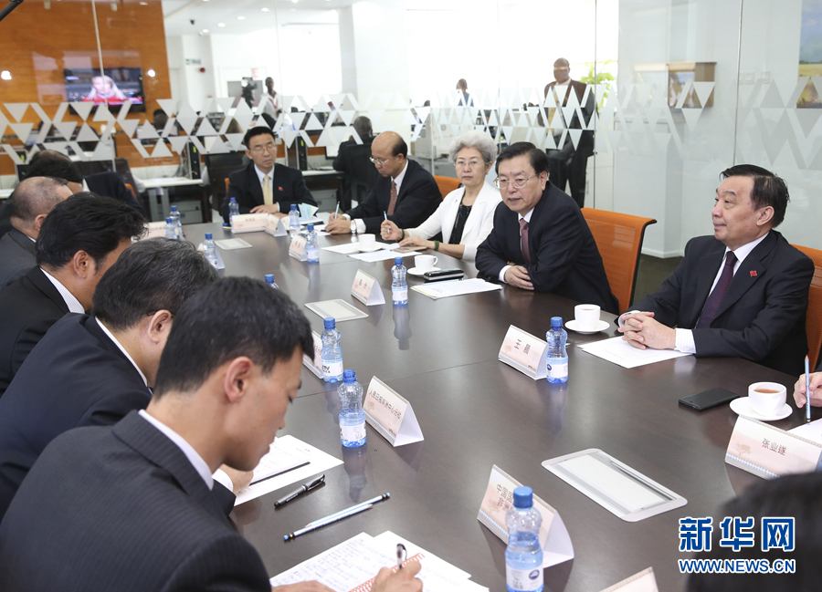 這是3月25日，張德江在肯尼亞首都內(nèi)羅畢考察中央電視臺(tái)非洲分臺(tái)并接見中央媒體駐非洲機(jī)構(gòu)負(fù)責(zé)人。 新華社記者馬占成攝