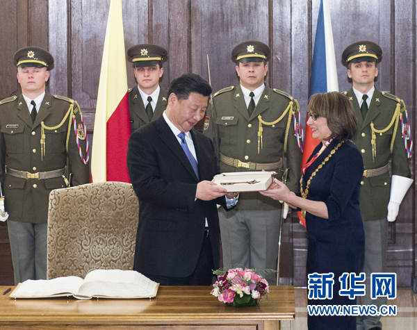 當(dāng)?shù)貢r(shí)間3月29日，國(guó)家主席習(xí)近平在捷克布拉格會(huì)見布拉格市長(zhǎng)科爾娜喬娃，并接受科爾娜喬娃代表該市贈(zèng)予的城市鑰匙。 新華社記者 王曄 攝