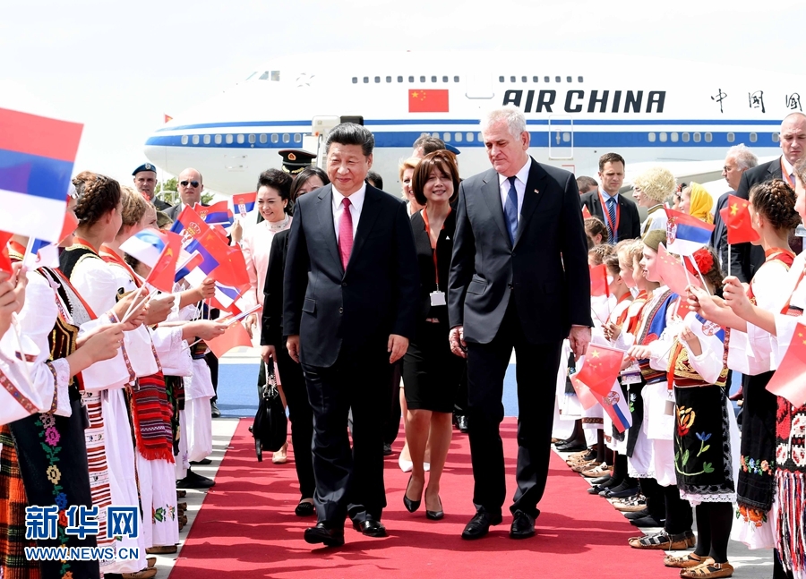 6月17日，國家主席習(xí)近平乘專機抵達貝爾格萊德，開始對塞爾維亞共和國進行國事訪問。習(xí)近平和夫人彭麗媛在機場受到塞爾維亞總統(tǒng)尼科利奇夫婦的熱情迎接。新華社記者 饒愛民 攝