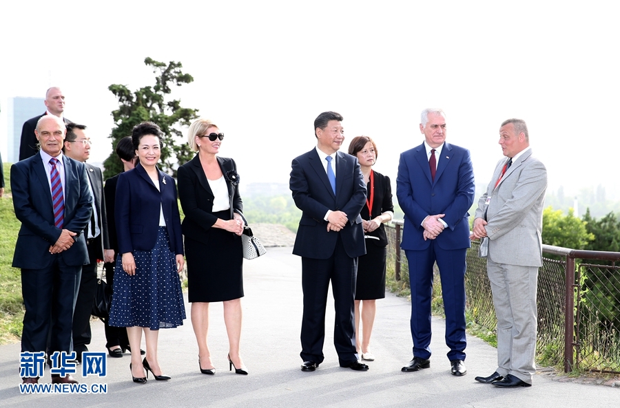6月17日，中國國家主席習近平和夫人彭麗媛在塞爾維亞總統(tǒng)尼科利奇夫婦陪同下參觀具有悠久歷史的貝爾格萊德卡萊梅格丹公園。 新華社記者 馬占成 攝