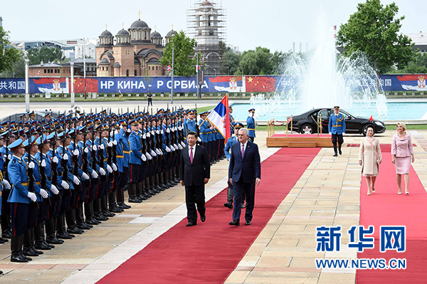 6月18日，國(guó)家主席習(xí)近平出席塞爾維亞總統(tǒng)尼科利奇在貝爾格萊德舉行的隆重歡迎儀式。 新華社記者饒愛(ài)民攝