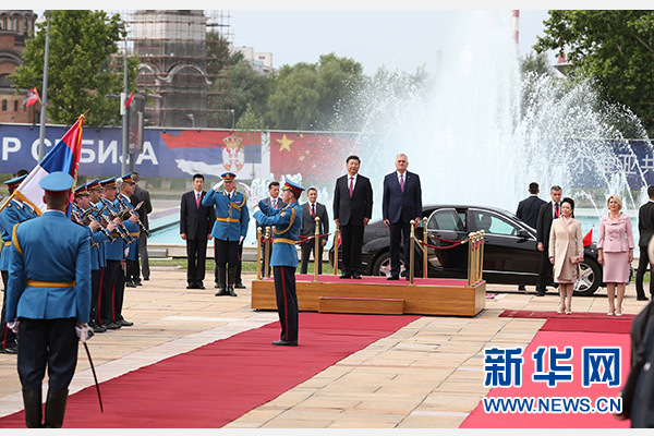  6月18日，國(guó)家主席習(xí)近平出席塞爾維亞總統(tǒng)尼科利奇在貝爾格萊德舉行的隆重歡迎儀式。 新華社記者馬占成攝