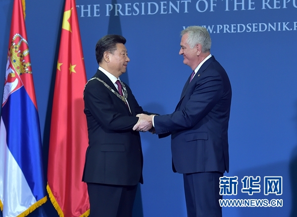 6月18日，國家主席習(xí)近平在貝爾格萊德同塞爾維亞總統(tǒng)尼科利奇舉行會談。會談后，尼科利奇向習(xí)近平授予塞爾維亞最高級別勛章“共和國一級榮譽勛章”，感謝習(xí)近平為中塞關(guān)系發(fā)展作出的杰出貢獻。新華社記者 李濤 攝 
