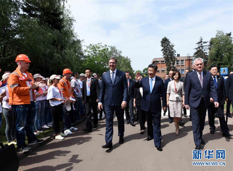 6月19日上午，國家主席習(xí)近平在貝爾格萊德參觀河鋼集團塞爾維亞斯梅代雷沃鋼廠。習(xí)近平抵達時，塞爾維亞總統(tǒng)尼科利奇、總理武契奇在停車處熱情迎接。鋼廠工人和家屬、當(dāng)?shù)厥忻駭?shù)千人夾道歡迎。新華社記者 饒愛民 攝