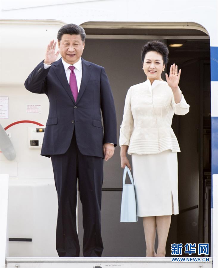 6月19日，國(guó)家主席習(xí)近平抵達(dá)華沙，開始對(duì)波蘭共和國(guó)進(jìn)行國(guó)事訪問。這是習(xí)近平和夫人彭麗媛步出艙門。 新華社記者 謝環(huán)馳 攝 
