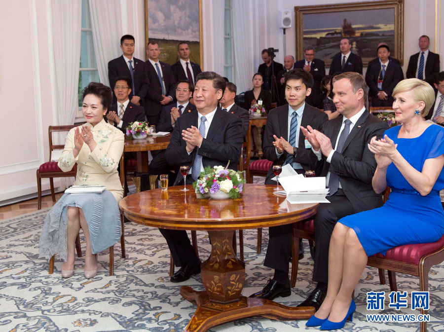 6月19日，國家主席習(xí)近平和夫人彭麗媛下午抵達(dá)波蘭首都華沙，當(dāng)晚即應(yīng)邀來到貝爾維德宮做客。這是習(xí)近平和彭麗媛同杜達(dá)夫婦共同欣賞波蘭馬佐夫舍民族歌舞團(tuán)的精彩演出。新華社記者 謝環(huán)馳 攝 