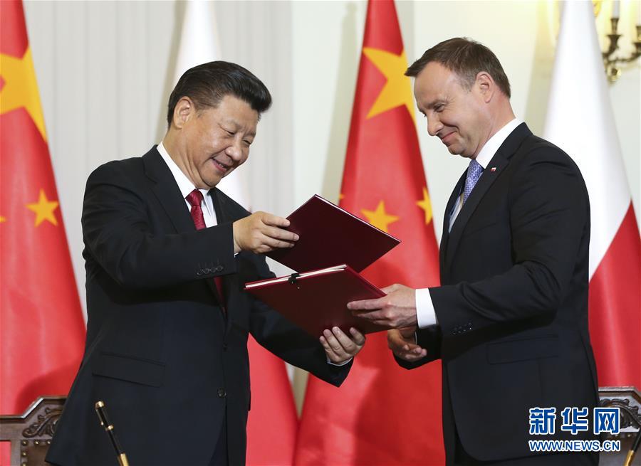 6月20日，國家主席習近平在華沙同波蘭總統(tǒng)杜達舉行會談。這是會談后，兩國元首共同簽署《中華人民共和國和波蘭共和國關(guān)于建立全面戰(zhàn)略伙伴關(guān)系的聯(lián)合聲明》。新華社記者蘭紅光攝