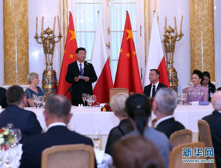 6月20日，國家主席習近平出席波蘭總統(tǒng)杜達在華沙王宮舉行的盛大歡迎晚宴。 新華社記者 劉衛(wèi)兵 攝