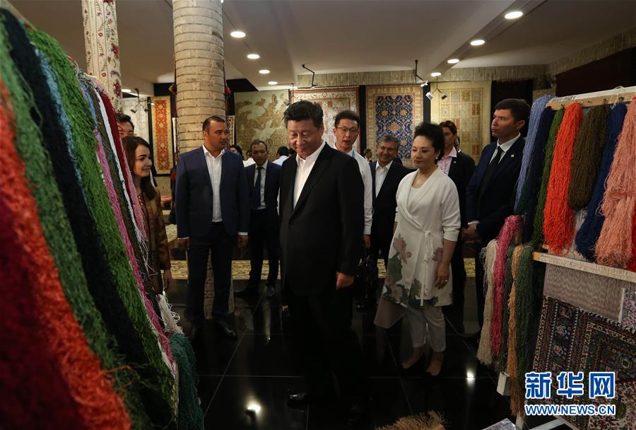 6月21日下午，正在對烏茲別克斯坦進(jìn)行國事訪問的國家主席習(xí)近平在烏茲別克斯坦總理米爾濟(jì)約耶夫陪同下，來到布哈拉古城參觀這座被稱為“絲綢之路活化石”的歷史文化名城。這是習(xí)近平和夫人彭麗媛參觀一家地毯和絲綢作坊。新華社記者蘭紅光攝