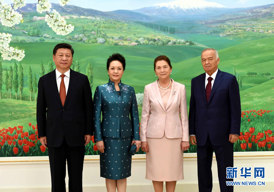 6月22日，國家主席習(xí)近平在塔什干庫克薩萊國賓館同烏茲別克斯坦總統(tǒng)卡里莫夫舉行會談。會談前，習(xí)近平出席卡里莫夫舉行的歡迎儀式。習(xí)近平和夫人彭麗媛受到卡里莫夫和夫人卡里莫娃熱情迎接。新華社記者饒愛民攝
