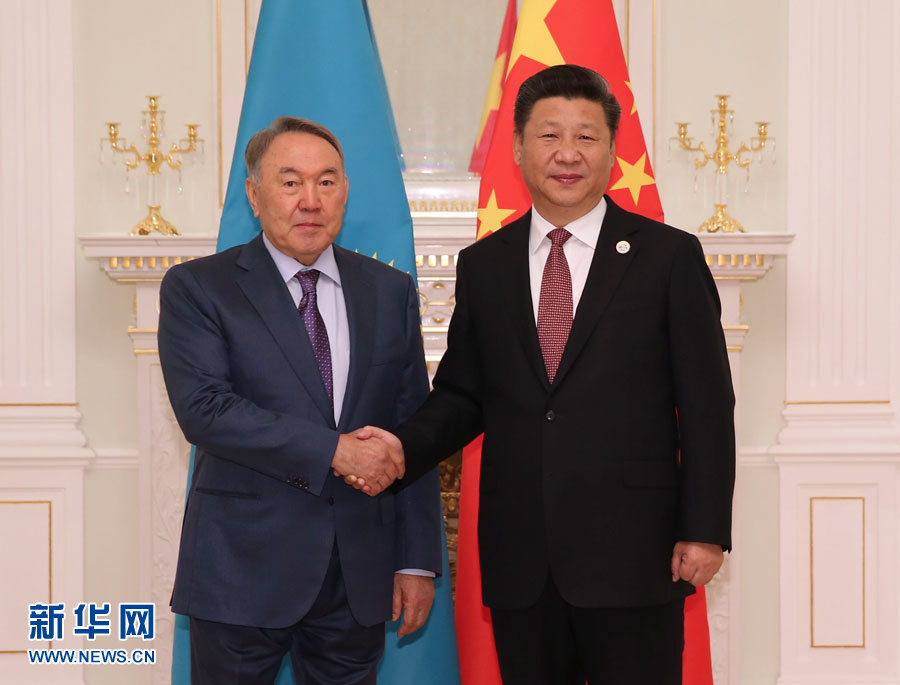  6月24日，國家主席習(xí)近平在塔什干會見哈薩克斯坦總統(tǒng)納扎爾巴耶夫。 新華社記者 蘭紅光 攝 