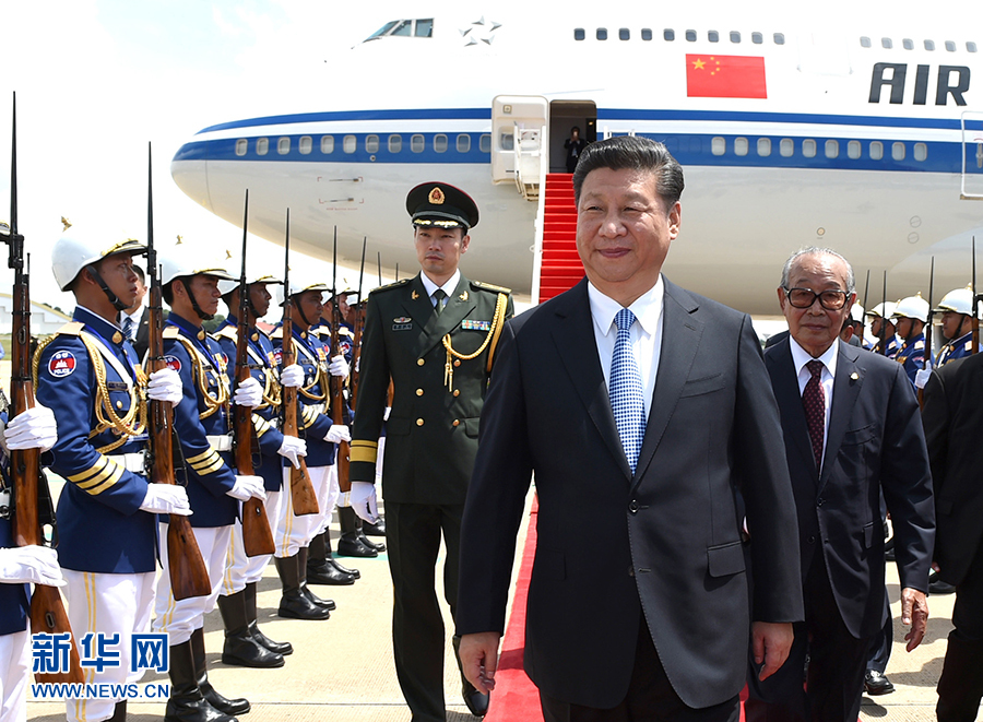 10月13日，國家主席習(xí)近平乘專機(jī)抵達(dá)金邊國際機(jī)場，開始對柬埔寨王國進(jìn)行國事訪問。柬埔寨副首相兼王宮事務(wù)大臣貢桑奧親王和夏卡朋親王、阿倫公主等在舷梯旁熱情迎接習(xí)近平主席。新華社記者　謝環(huán)馳　攝