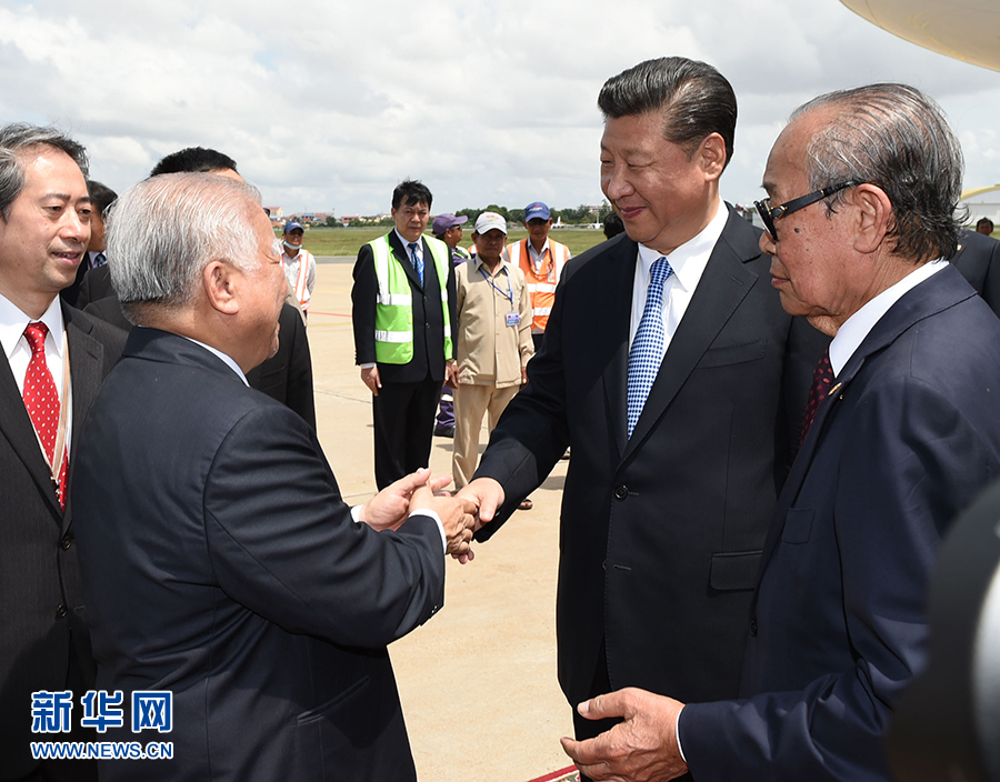 10月13日，國家主席習(xí)近平乘專機(jī)抵達(dá)金邊國際機(jī)場，開始對柬埔寨王國進(jìn)行國事訪問。柬埔寨副首相兼王宮事務(wù)大臣貢桑奧親王和夏卡朋親王、阿倫公主等在舷梯旁熱情迎接習(xí)近平主席。新華社記者　謝環(huán)馳　攝