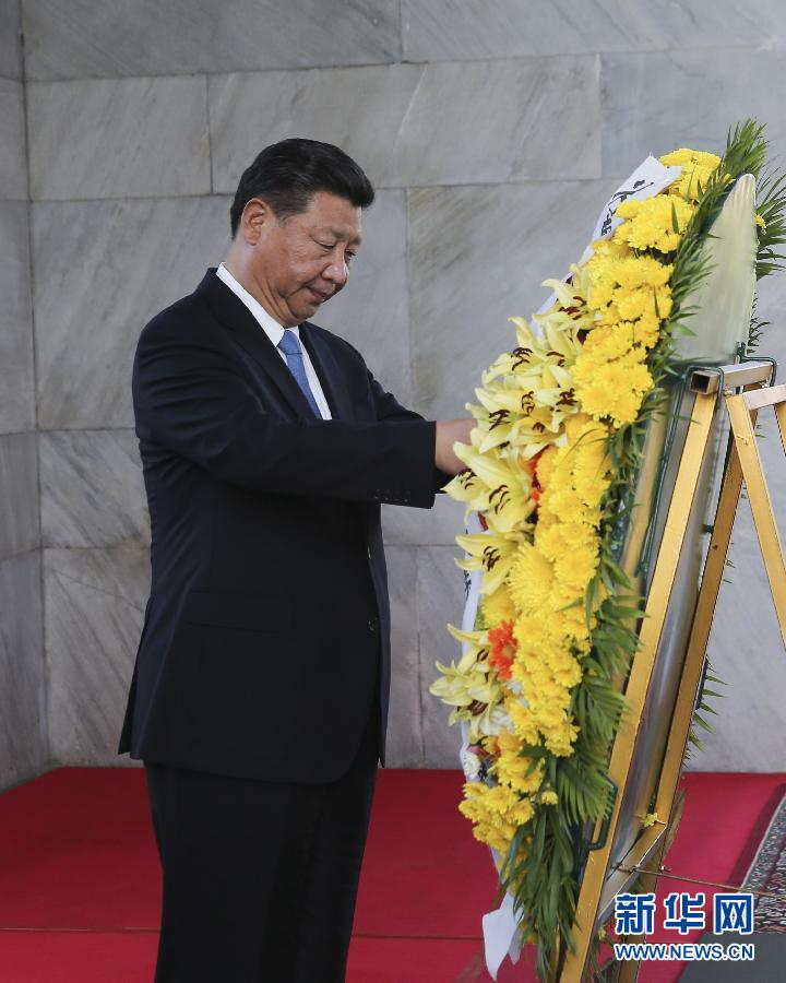 10月13日，國家主席習(xí)近平在金邊同柬埔寨首相洪森舉行會談。會談前，習(xí)近平向柬埔寨獨立紀念碑獻花圈。 新華社記者丁林攝 
