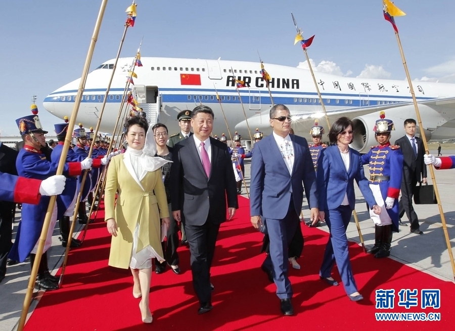 當(dāng)?shù)貢r間11月17日，國家主席習(xí)近平乘專機抵達基多，開始對厄瓜多爾共和國進行國事訪問。厄瓜多爾總統(tǒng)科雷亞和夫人馬勒布等在機場熱情迎接習(xí)近平和夫人彭麗媛。新華社記者 鞠鵬 攝 