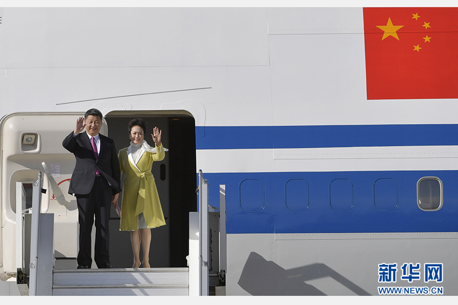 當(dāng)?shù)貢r間11月17日，國家主席習(xí)近平乘專機抵達基多，開始對厄瓜多爾共和國進行國事訪問。這是習(xí)近平與夫人彭麗媛向歡迎人群揮手致意。新華社記者 王曄 攝 