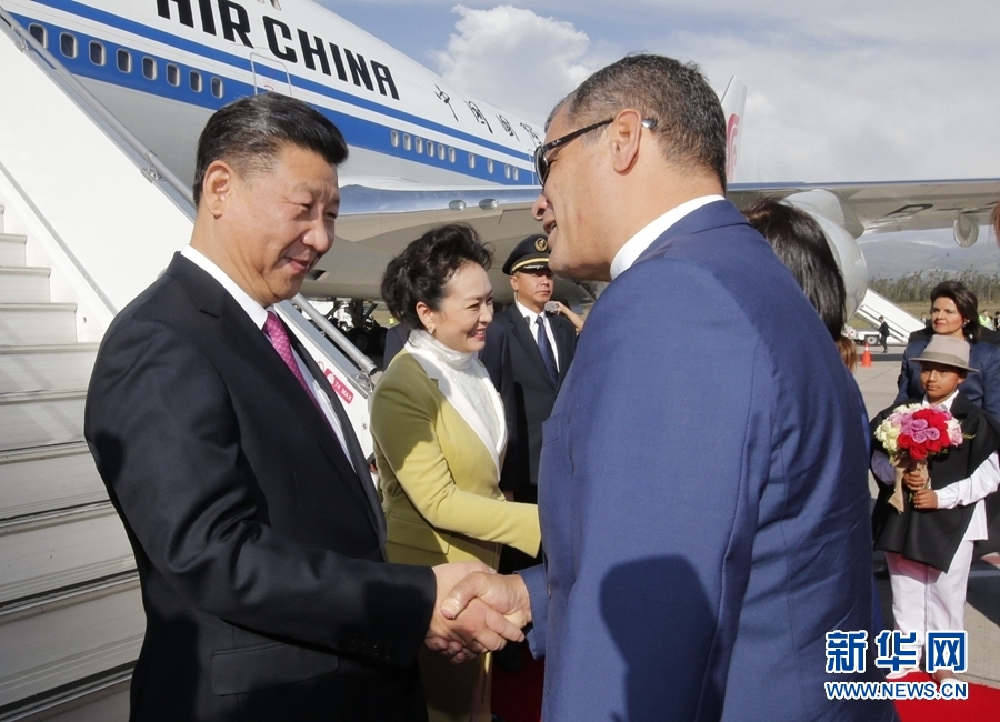 當(dāng)?shù)貢r間11月17日，國家主席習(xí)近平乘專機抵達基多，開始對厄瓜多爾共和國進行國事訪問。厄瓜多爾總統(tǒng)科雷亞和夫人馬勒布等在舷梯旁熱情迎接習(xí)近平和夫人彭麗媛。新華社記者 鞠鵬 攝