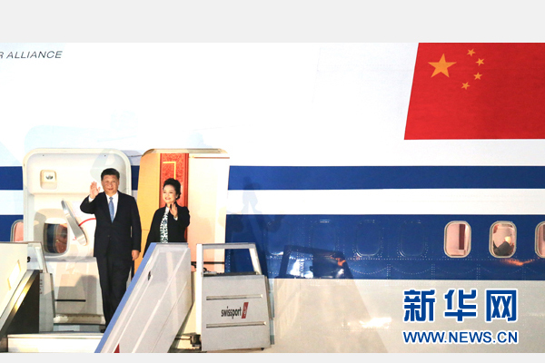 當(dāng)?shù)貢r(shí)間11月18日，國(guó)家主席習(xí)近平抵達(dá)利馬，出席亞太經(jīng)合組織第二十四次領(lǐng)導(dǎo)人非正式會(huì)議并對(duì)秘魯共和國(guó)進(jìn)行國(guó)事訪問。習(xí)近平和夫人彭麗媛受到秘魯副總統(tǒng)阿勞斯等熱情迎接。新華社記者 丁林 攝