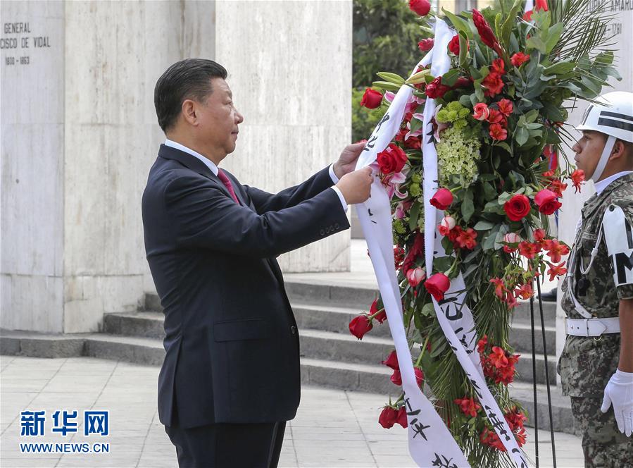 11月21日，國家主席習近平在利馬同秘魯總統(tǒng)庫琴斯基舉行會談。會談前，在庫琴斯基夫婦陪同下，習近平和彭麗媛向秘魯獨立先驅紀念碑敬獻花圈。新華社記者 丁林 攝