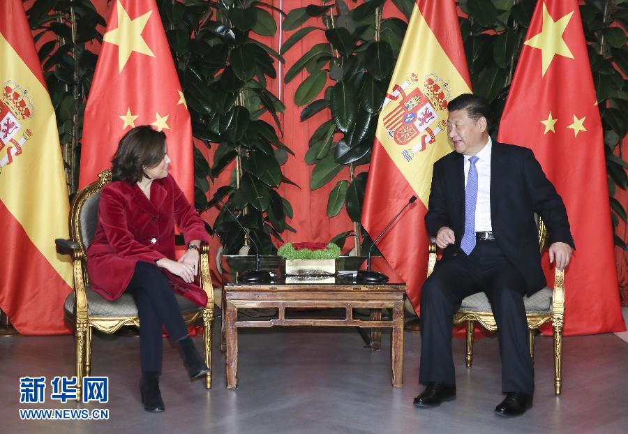 11月24日，國家主席習(xí)近平在西班牙大加那利島會見西班牙副首相薩恩斯。 新華社記者 蘭紅光 攝