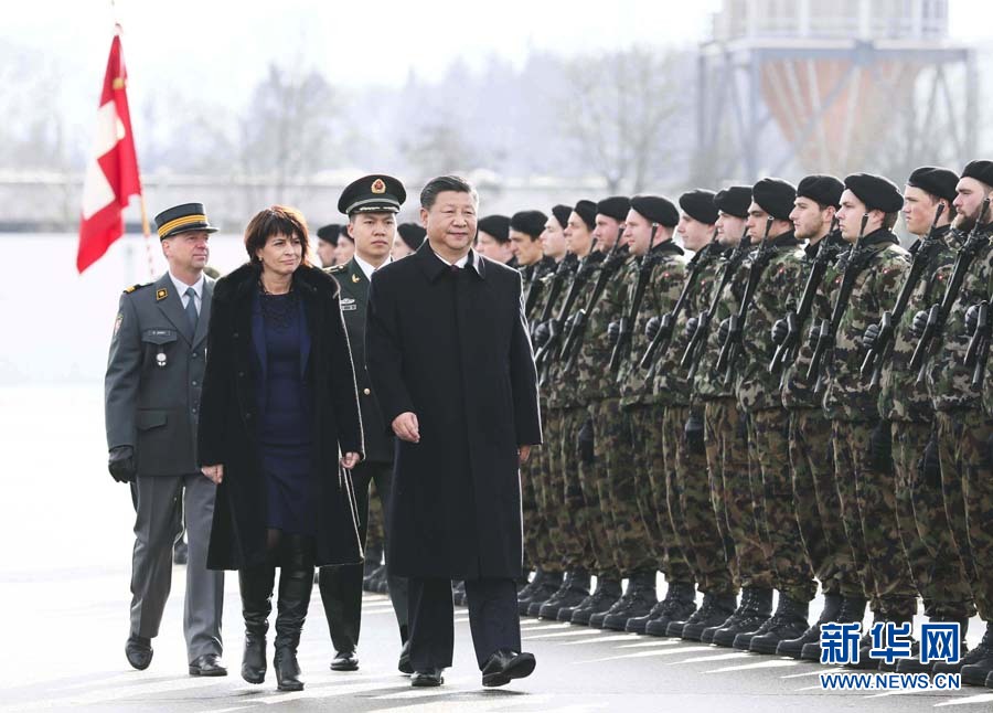 1月15日，國(guó)家主席習(xí)近平乘專機(jī)抵達(dá)蘇黎世，開(kāi)始對(duì)瑞士聯(lián)邦進(jìn)行國(guó)事訪問(wèn)。 這是習(xí)近平在瑞士聯(lián)邦主席洛伊特哈德陪同下檢閱儀仗隊(duì)。新華社記者 蘭紅光 攝