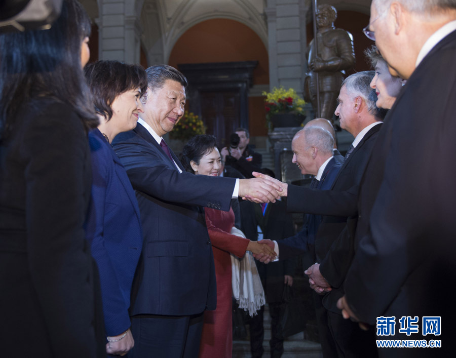 1月15日，國家主席習(xí)近平在伯爾尼出席瑞士聯(lián)邦委員會全體委員集體舉行的迎接儀式并致辭。 新華社記者 謝環(huán)馳 攝