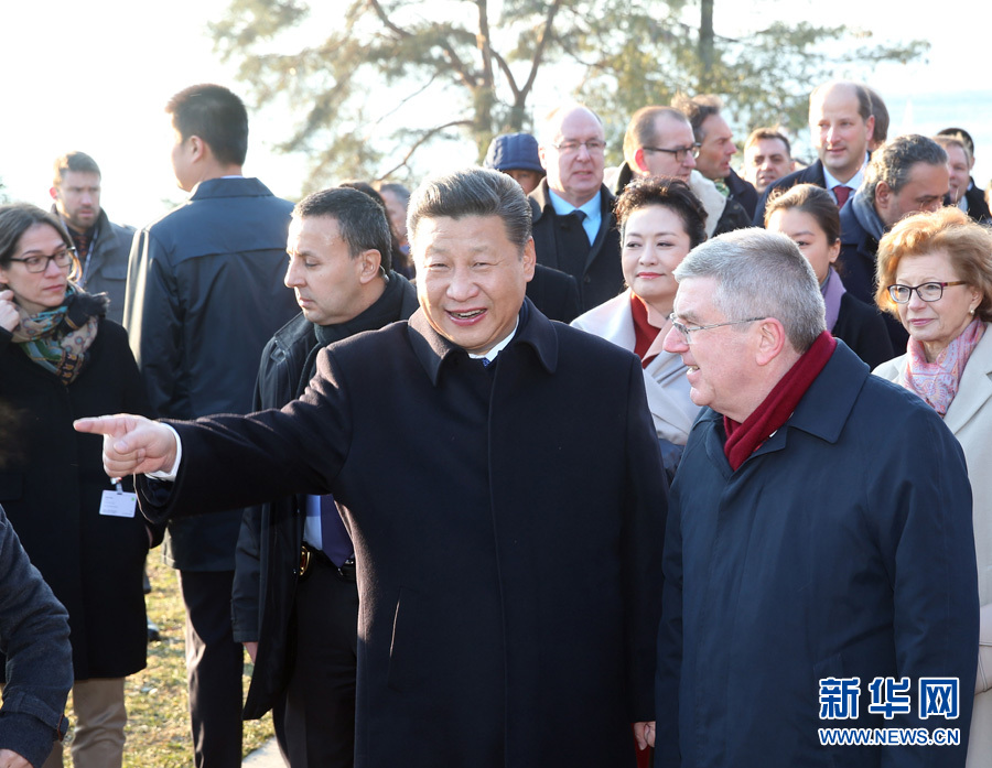 1月18日，國(guó)家主席習(xí)近平在瑞士洛桑國(guó)際奧林匹克博物館會(huì)見國(guó)際奧林匹克委員會(huì)主席巴赫。這是會(huì)見后，習(xí)近平和夫人彭麗媛在巴赫主席夫婦陪同下，參觀國(guó)際奧林匹克博物館。新華社記者 姚大偉 攝