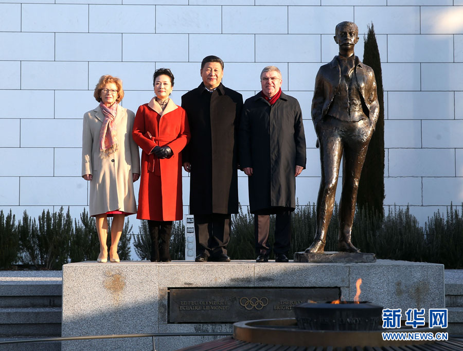 1月18日，國(guó)家主席習(xí)近平在瑞士洛桑國(guó)際奧林匹克博物館會(huì)見國(guó)際奧林匹克委員會(huì)主席巴赫。這是習(xí)近平和夫人彭麗媛與巴赫夫婦在現(xiàn)代奧林匹克運(yùn)動(dòng)發(fā)起人顧拜旦雕像前合影。新華社記者 姚大偉 攝