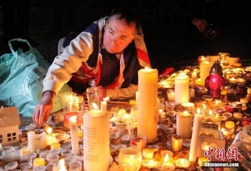 3月23日晚，倫敦民眾在市中心的特拉法加廣場舉行燭光集會，悼念此前一天發(fā)生在英國議會大廈附近的恐怖襲擊事件遇難者。 <a target='_blank' ><p  align=