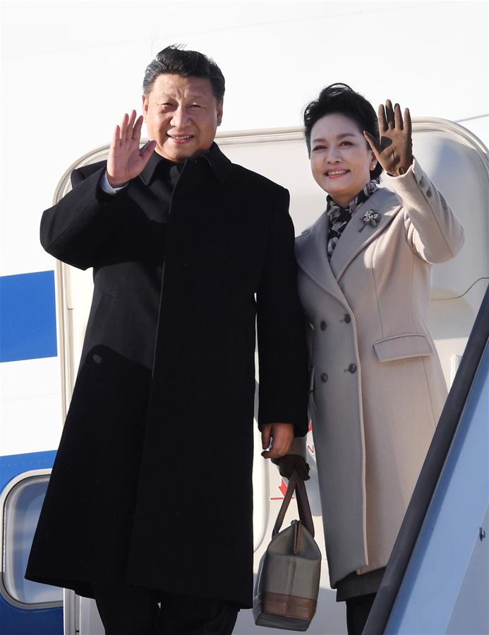 4月4日，國家主席習(xí)近平乘專機(jī)抵達(dá)赫爾辛基，開始對芬蘭共和國進(jìn)行國事訪問。這是習(xí)近平和夫人彭麗媛步出艙門。 新華社記者 饒愛民 攝 