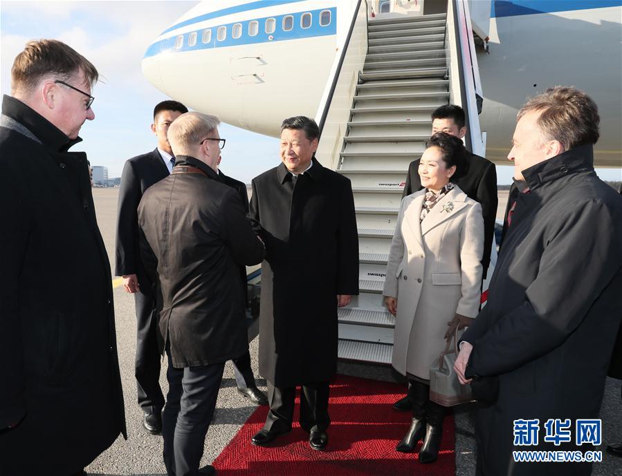 4月4日，國家主席習(xí)近平乘專機(jī)抵達(dá)赫爾辛基，開始對芬蘭共和國進(jìn)行國事訪問。這是芬蘭政府代表、農(nóng)業(yè)與環(huán)境部長蒂利凱寧等在舷梯旁熱情迎接習(xí)近平和夫人彭麗媛。新華社記者 蘭紅光 攝 