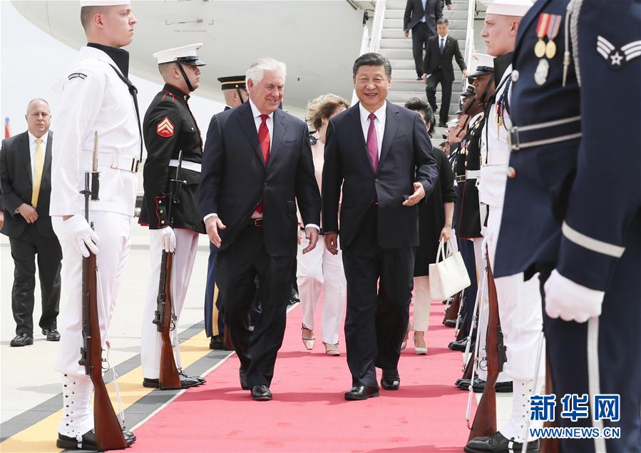 4月6日，國(guó)家主席習(xí)近平乘專機(jī)抵達(dá)美國(guó)佛羅里達(dá)州，將在海湖莊園同美國(guó)總統(tǒng)特朗普舉行中美元首會(huì)晤。習(xí)近平和夫人彭麗媛受到美國(guó)國(guó)務(wù)卿蒂勒森夫婦等熱情迎接。新華社記者 蘭紅光 攝 